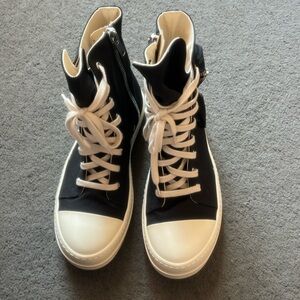 rick owen’s size 8.5
41 1/2 U
barely worn 2x brand new